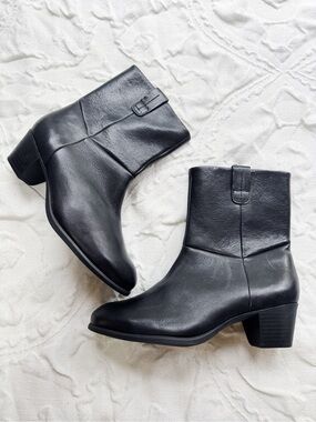 Munro Tyler Western Bootie
Size 8.5WW